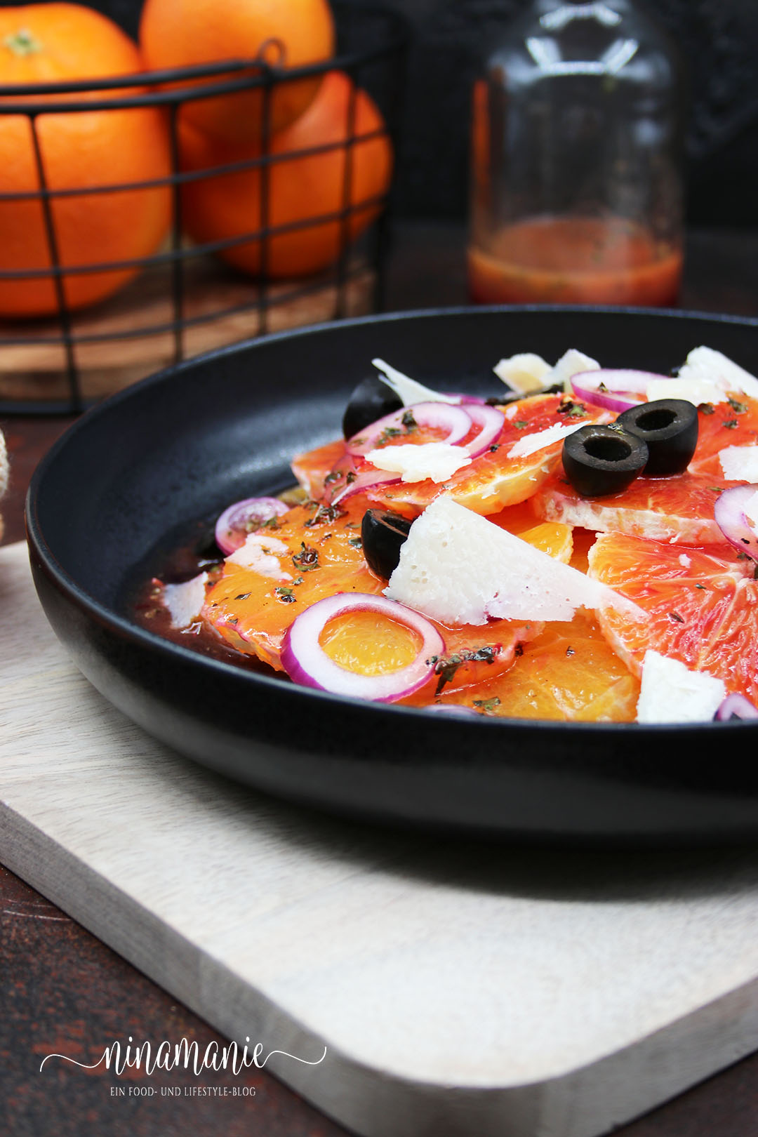 Orangensalat mit Pecorino und schwarzen Oliven