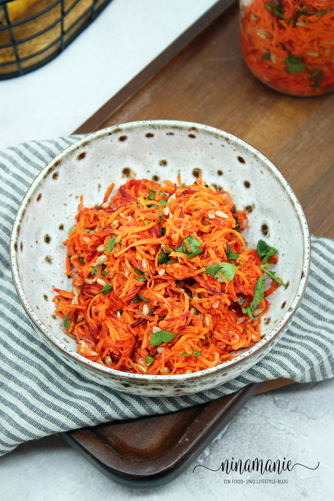 Karottensalat mit Sonnenblumenkernen und Koriander