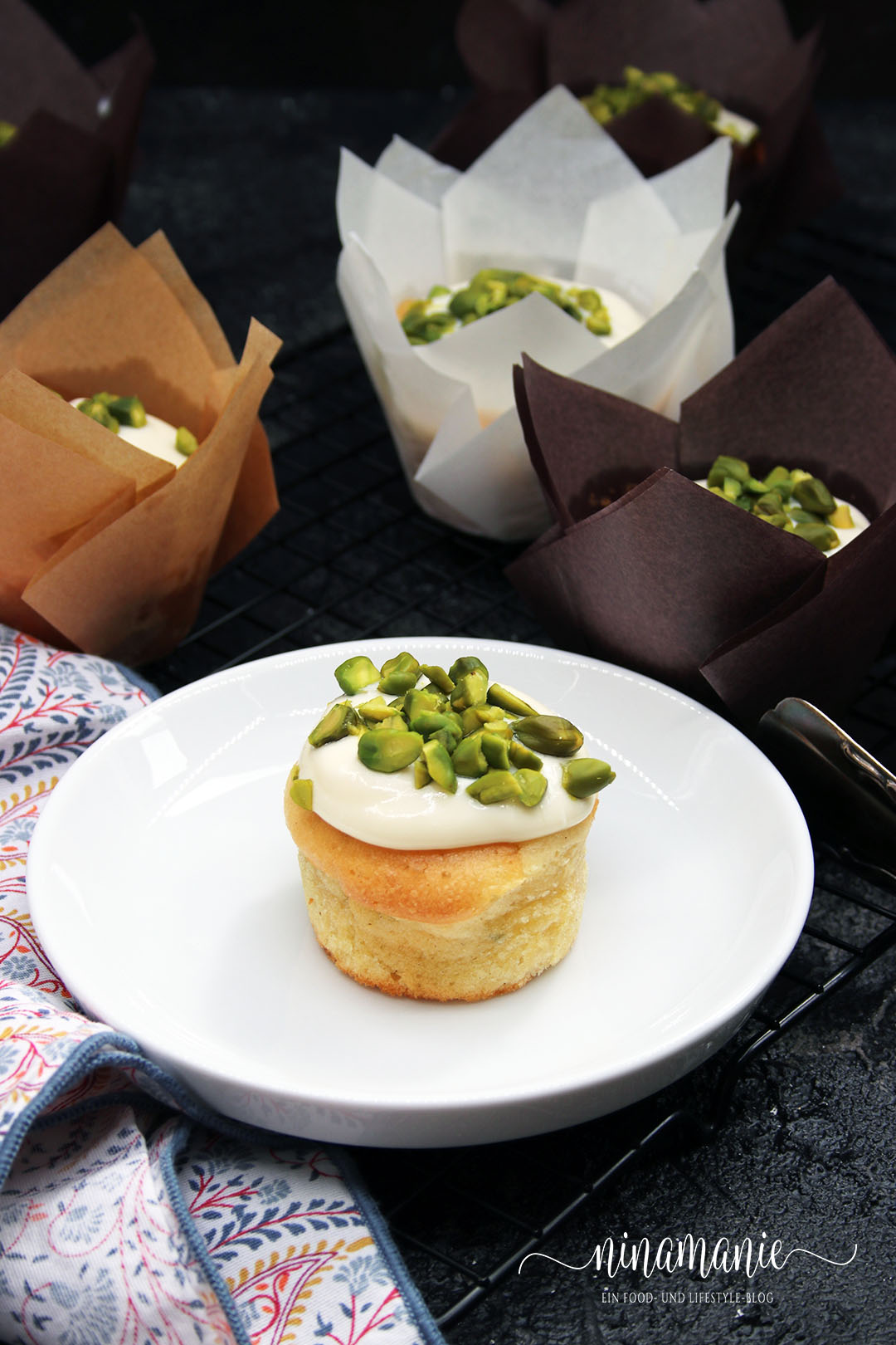 Zitronenmuffins mit Frischkäse-Puderzucker-Topping und Pistazien