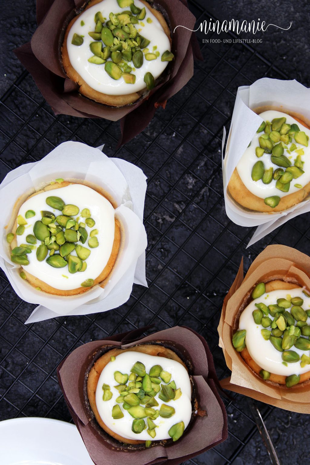 Zitronenmuffins mit Frischkäse-Puderzucker-Topping und Pistazien ...