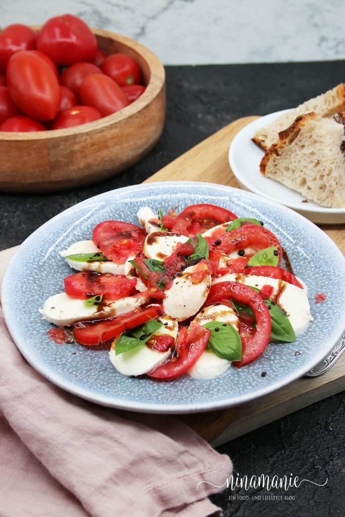 Caprese mit Raspeln von gefrorener Tomate