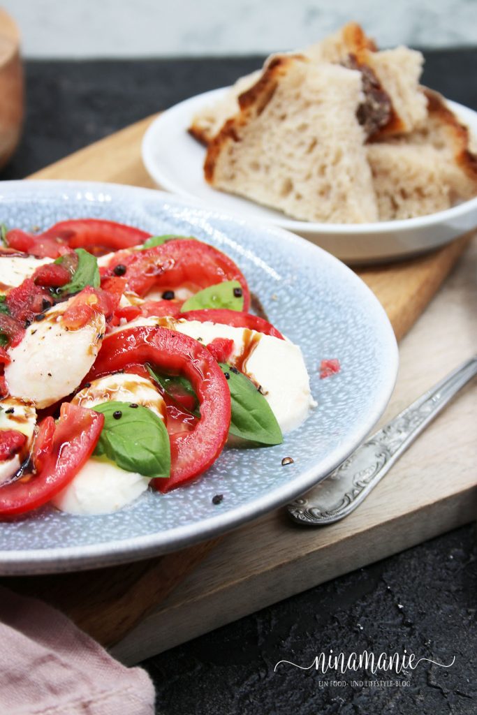 Caprese mit Raspeln von gefrorener Tomate