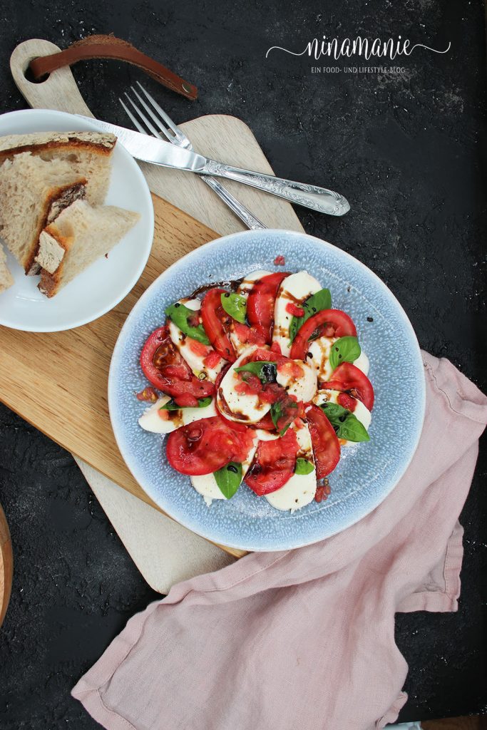 Caprese mit Raspeln von gefrorener Tomate