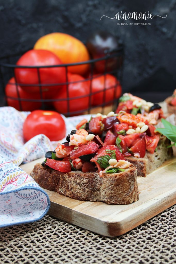 Bruschetta mit Flusskrebsen und Oliven