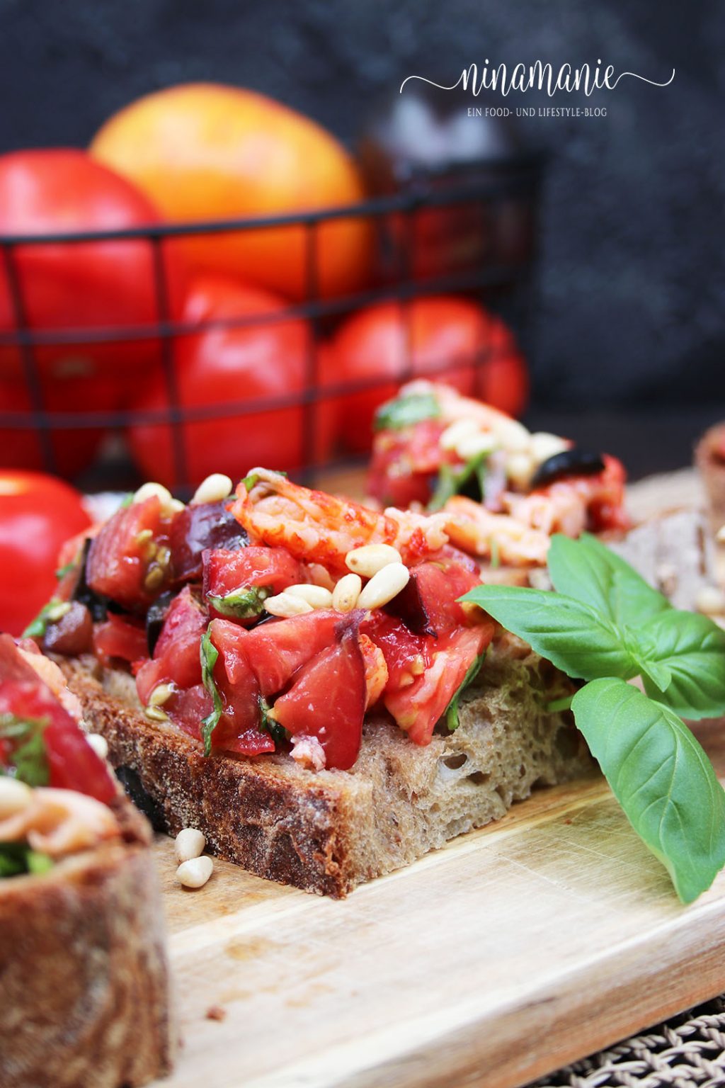 Bruschetta mit Flusskrebsen und Oliven auf rustikalem Steinofenbrot ...