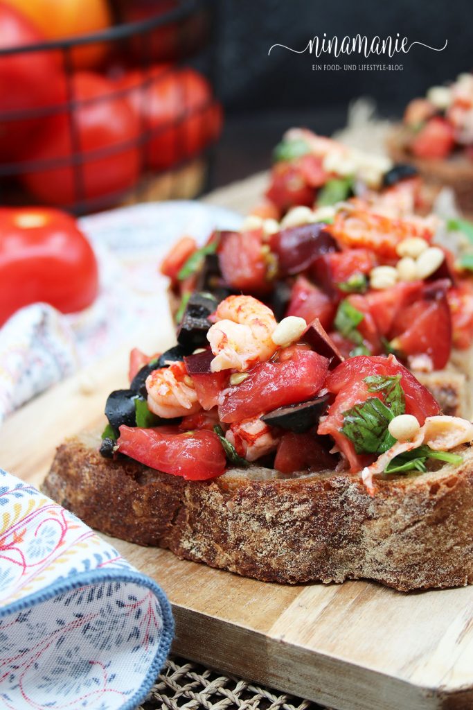 Bruschetta mit Flusskrebsen und Oliven