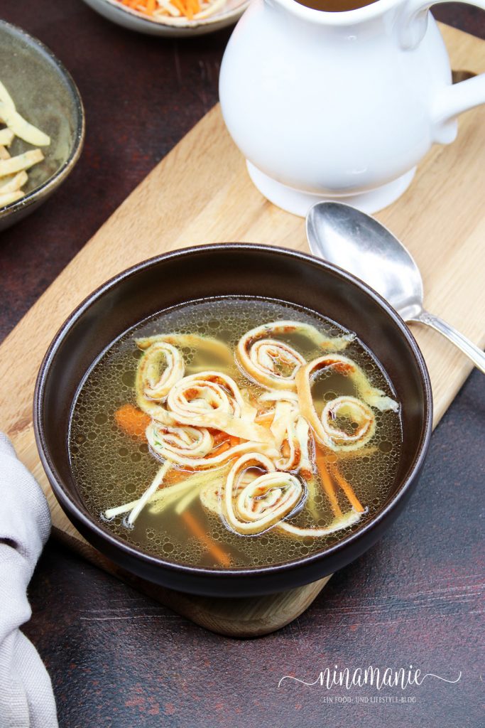Frittatensuppe aka Pfannkuchensuppe mit selbstgemachter Rinderbrühe