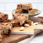 Schokoladen-Pekan-Blondies mit Chaigwürzen