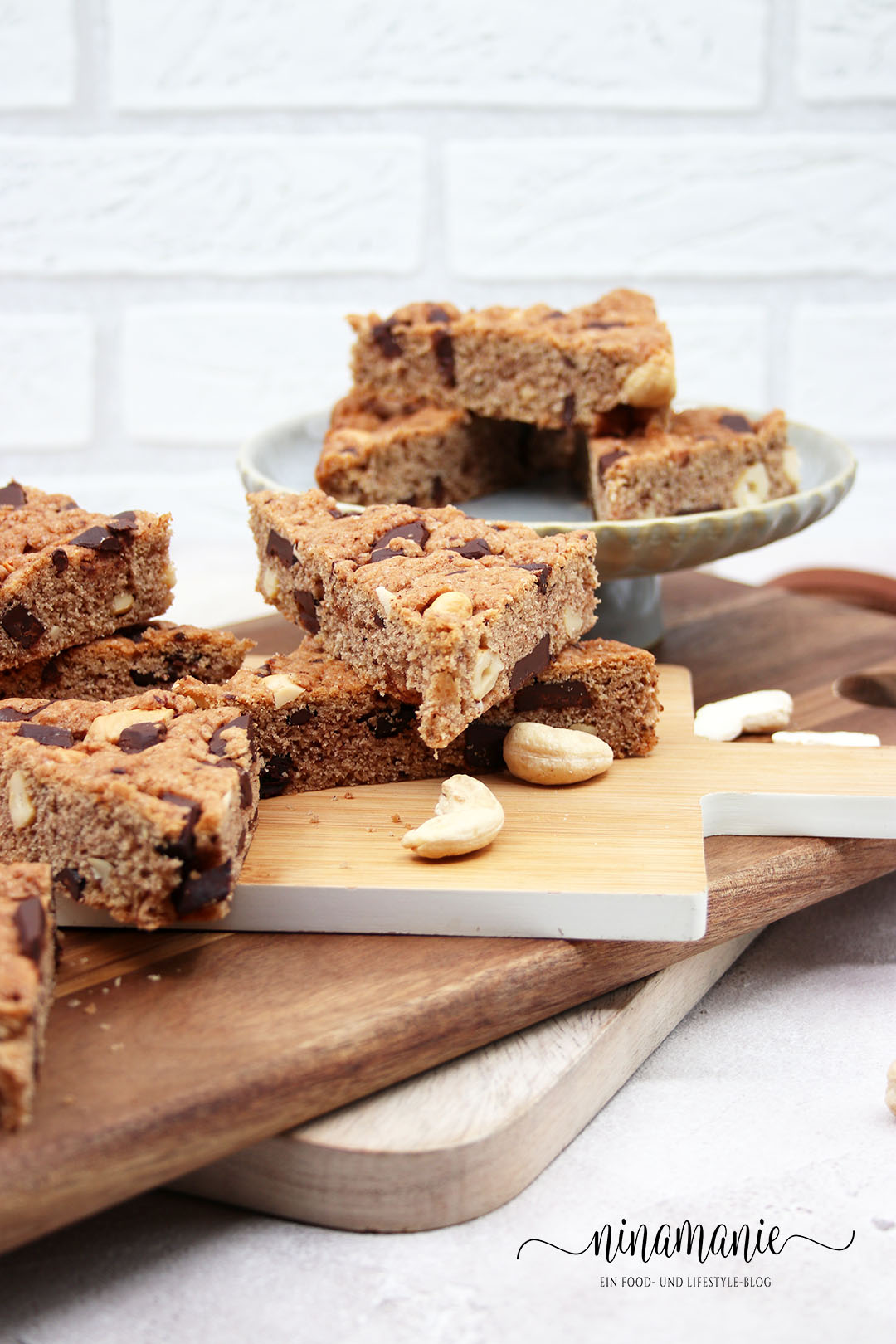 Schokoladen-Pekan-Blondies mit Chaigwürzen