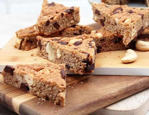 Schokoladen-Pekan-Blondies mit Chaigwürzen