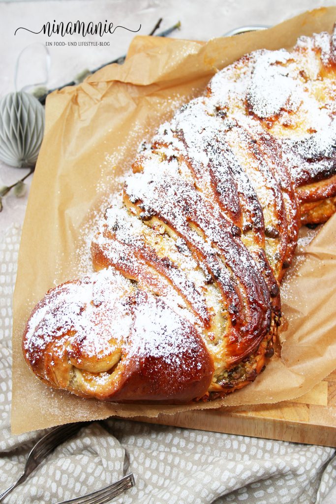 Hefezopf mit Aprikosenmarmelade, Pistazien und Mandeln