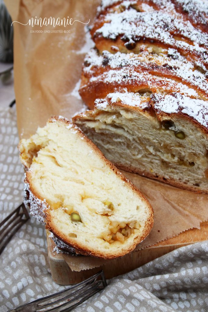 Hefezopf mit Aprikosenmarmelade, Pistazien und Mandeln