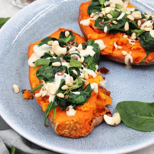 Gefüllte Süßkartoffeln mit Spinat und Tahin
