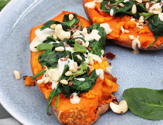 Gefüllte Süßkartoffeln mit Spinat und Tahin