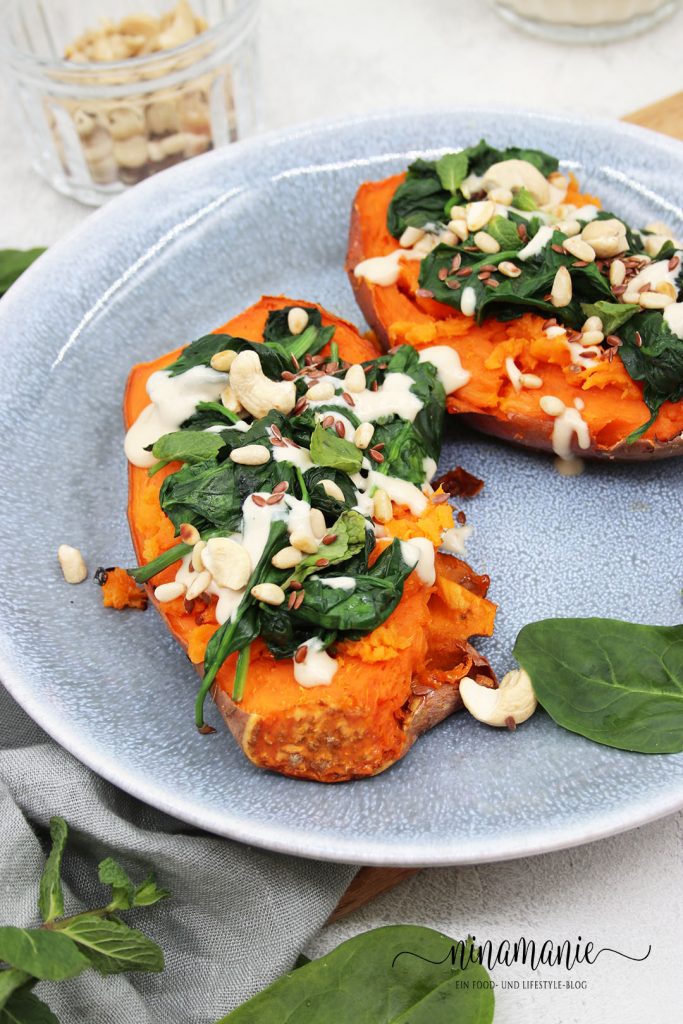 Gefüllte Süßkartoffeln mit Spinat und Tahin
