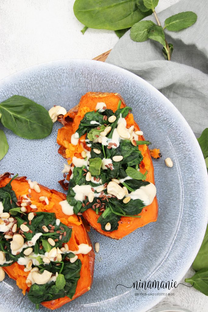 Gefüllte Süßkartoffeln mit Spinat und Tahin