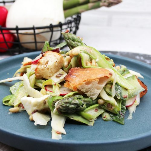 Grüner Spargel-Salat mit Fenchel, Radieschen und Schafskäse