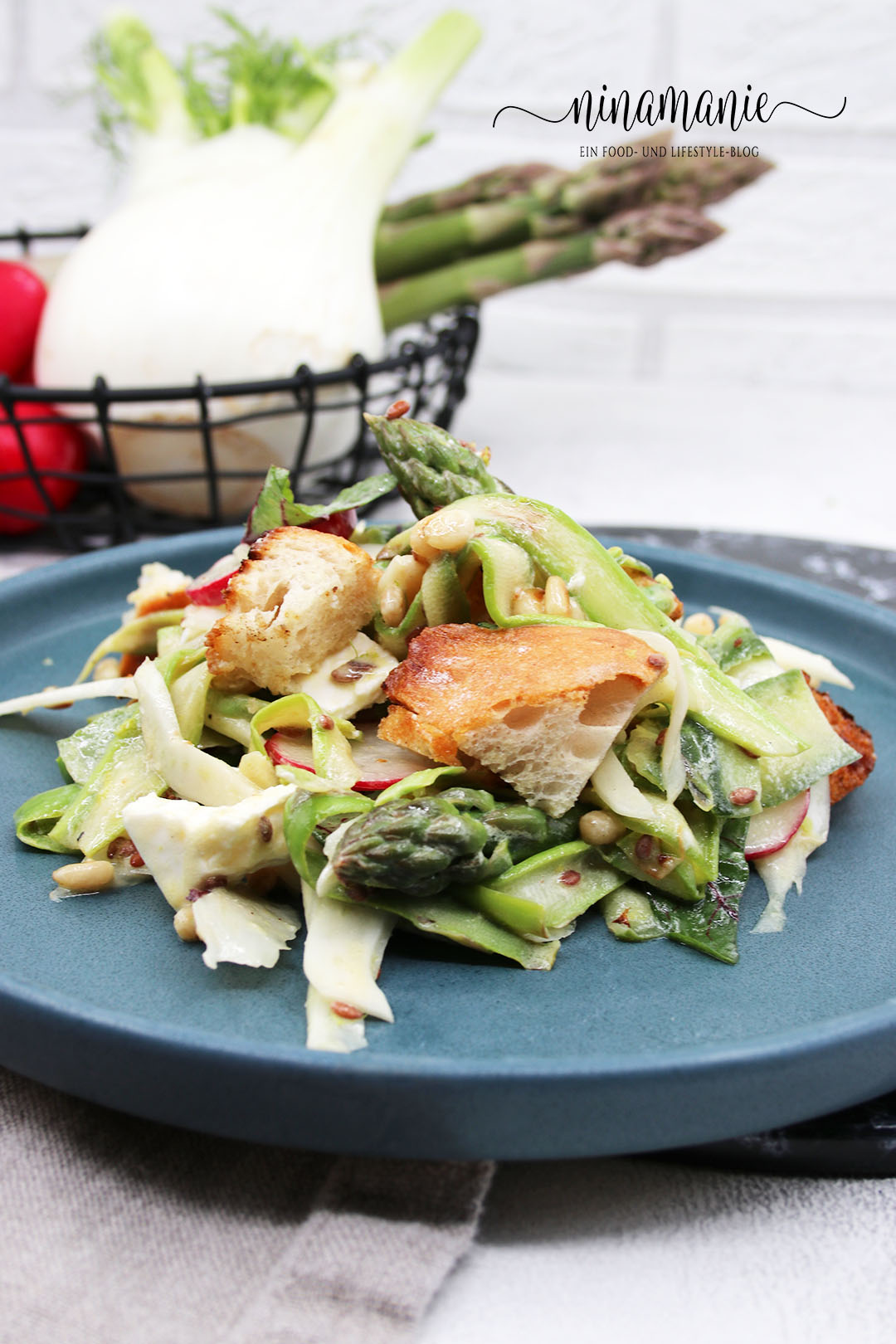 Grüner Spargel-Salat mit Fenchel, Radieschen und Schafskäse