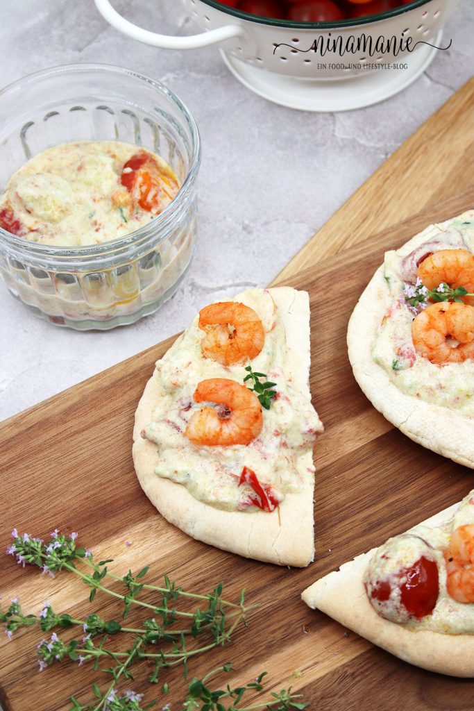Garnelen mit Tomaten-Avocado-Confit auf Pide-Crostini