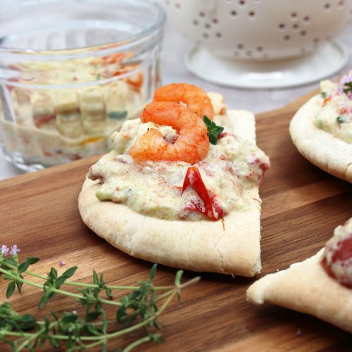 Garnelen mit Tomaten-Avocado-Confit auf Pide-Crostini