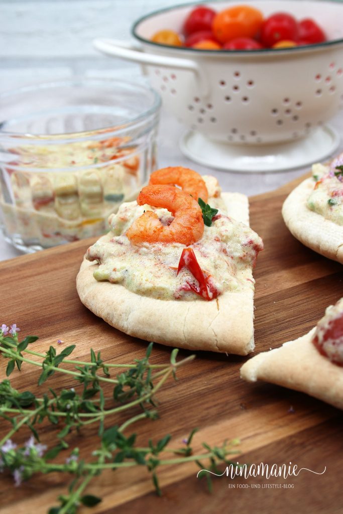 Garnelen mit Tomaten-Avocado-Confit auf Pide-Crostini