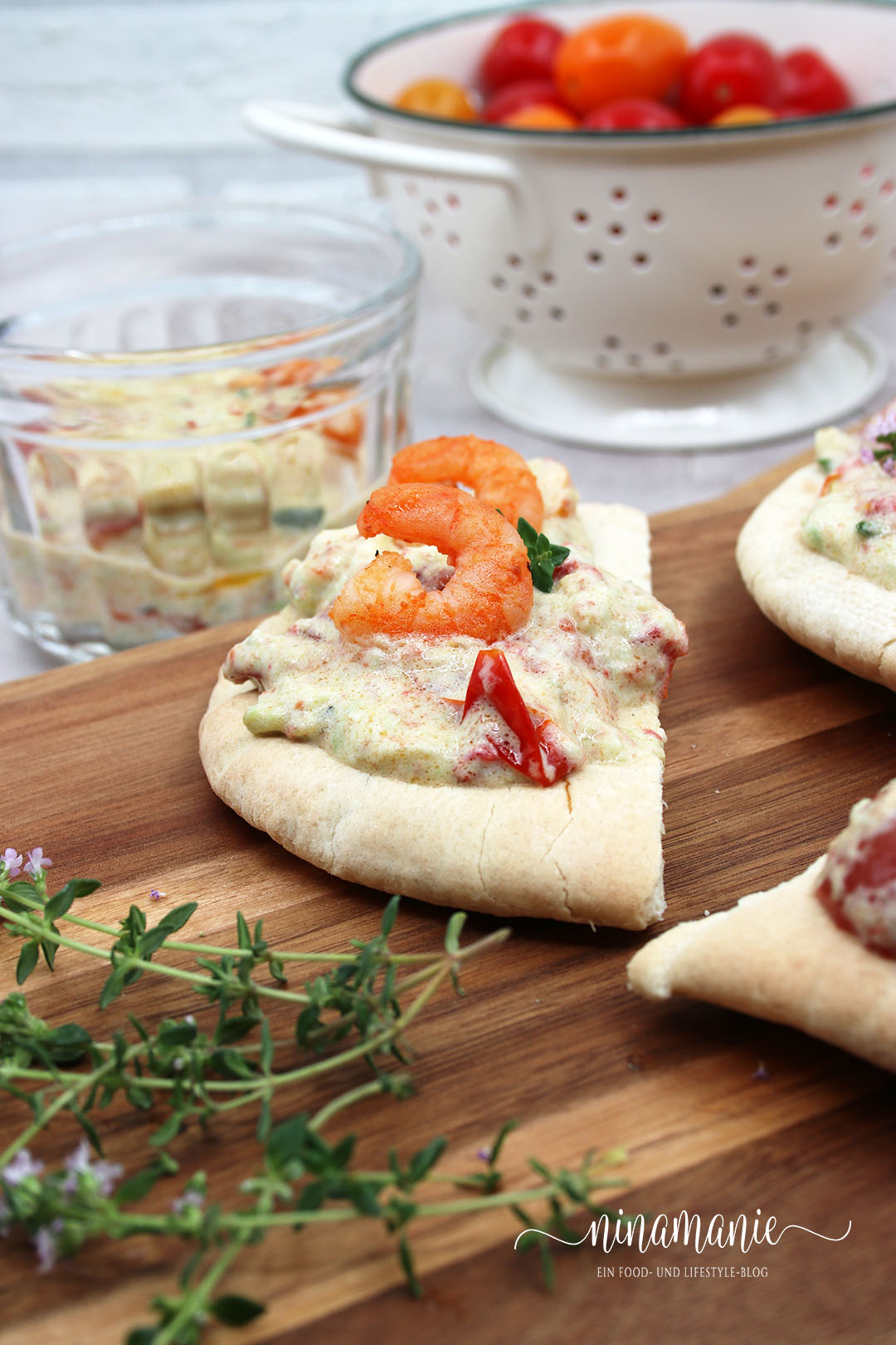 Garnelen mit Tomaten-Avocado-Confit auf Pide-Crostini