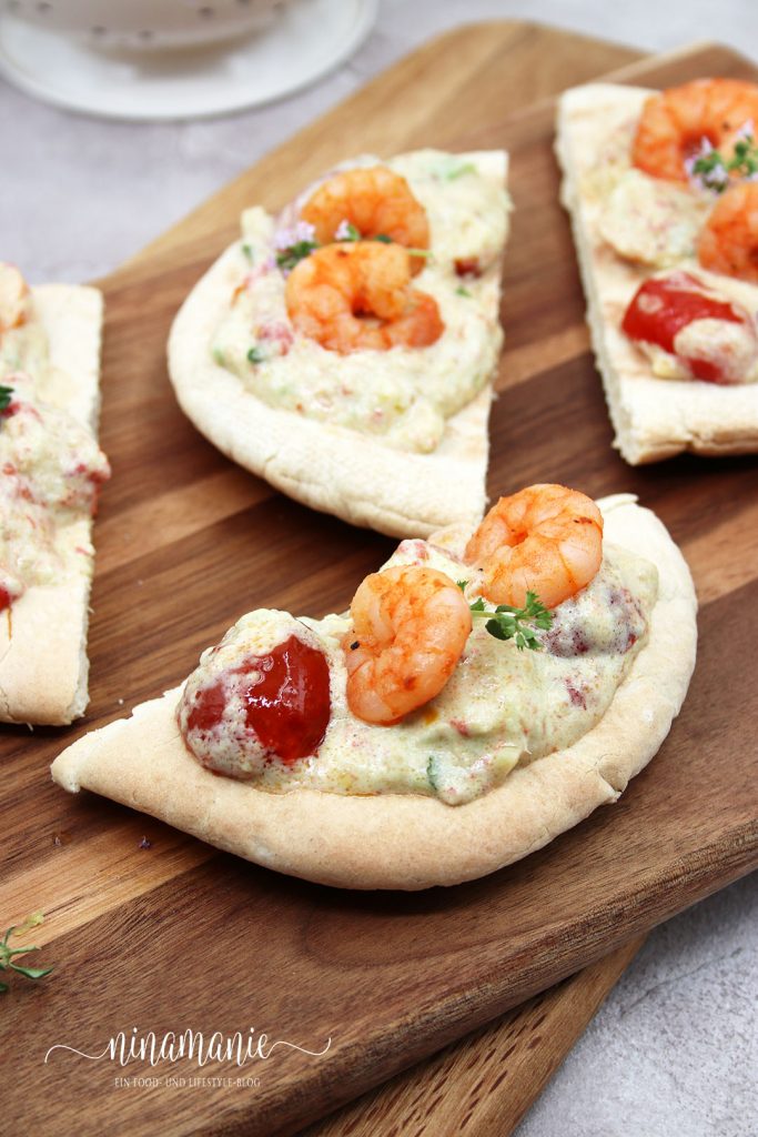 Garnelen mit Tomaten-Avocado-Confit auf Pide-Crostini