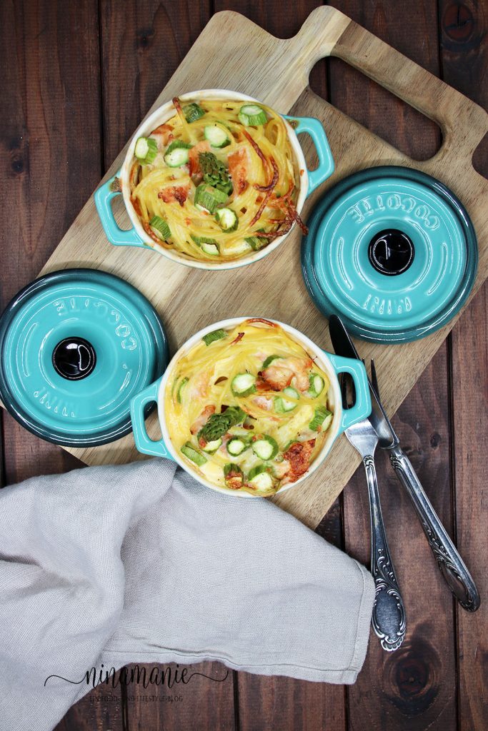 Spaghetti al forno mit Spargel und Lachs