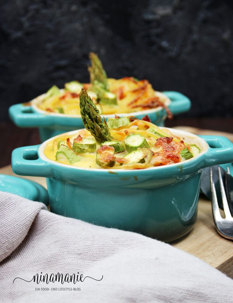 Spaghetti al forno mit Spargel und Lachs