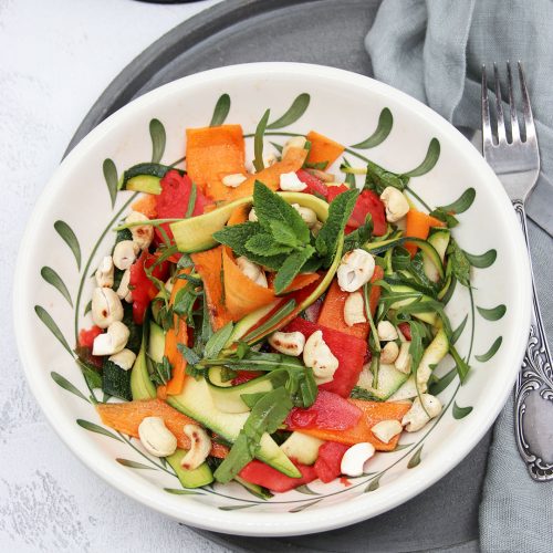 Zucchini-Melonen-Möhren-Salat