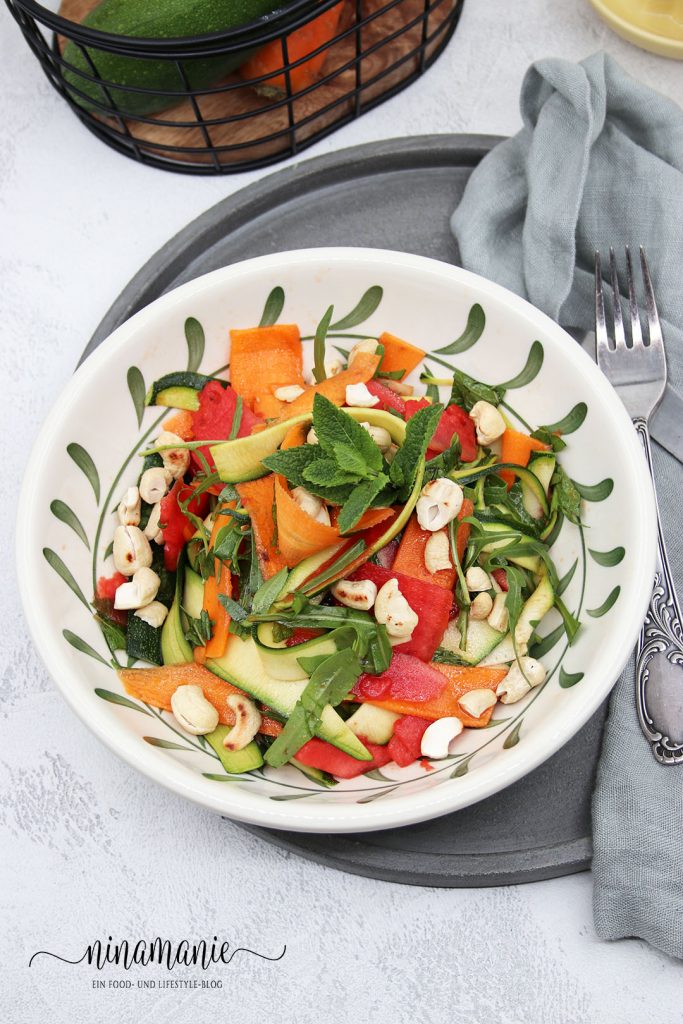 Zucchini-Melonen-Möhren-Salat