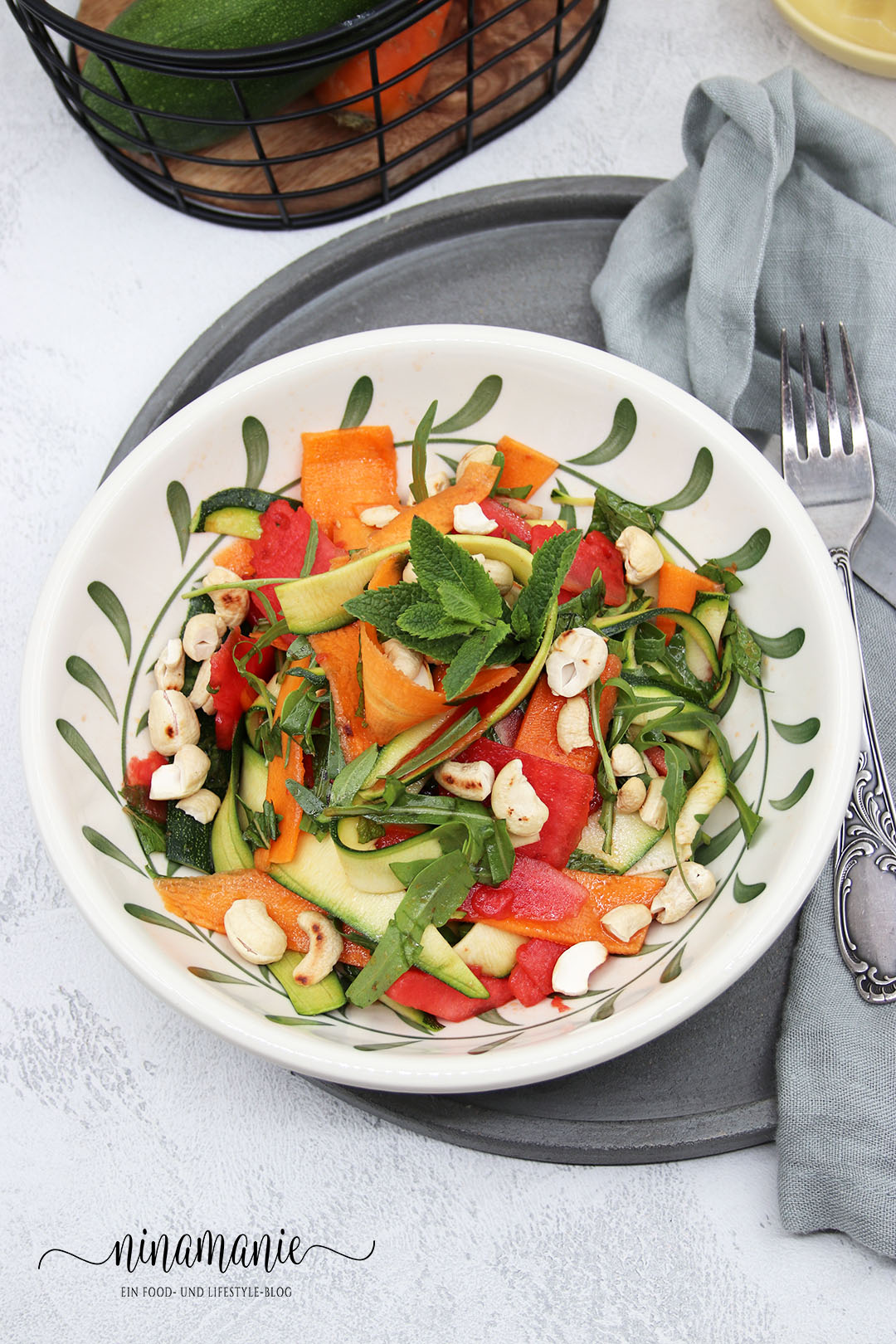 Zucchini-Melonen-Möhren-Salat