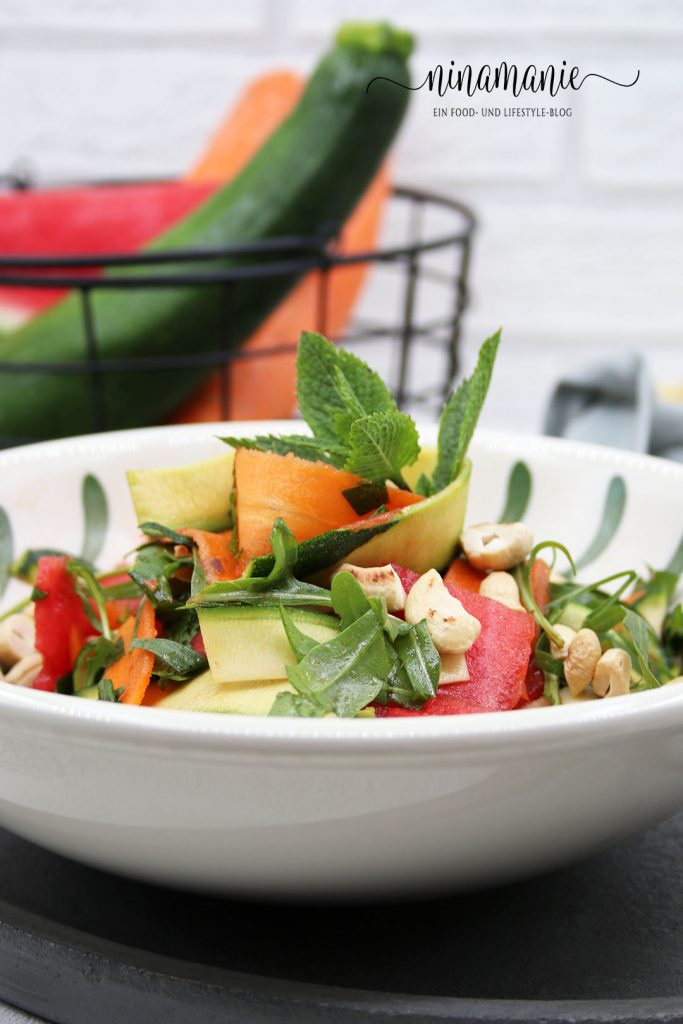 Zucchini-Melonen-Möhren-Salat