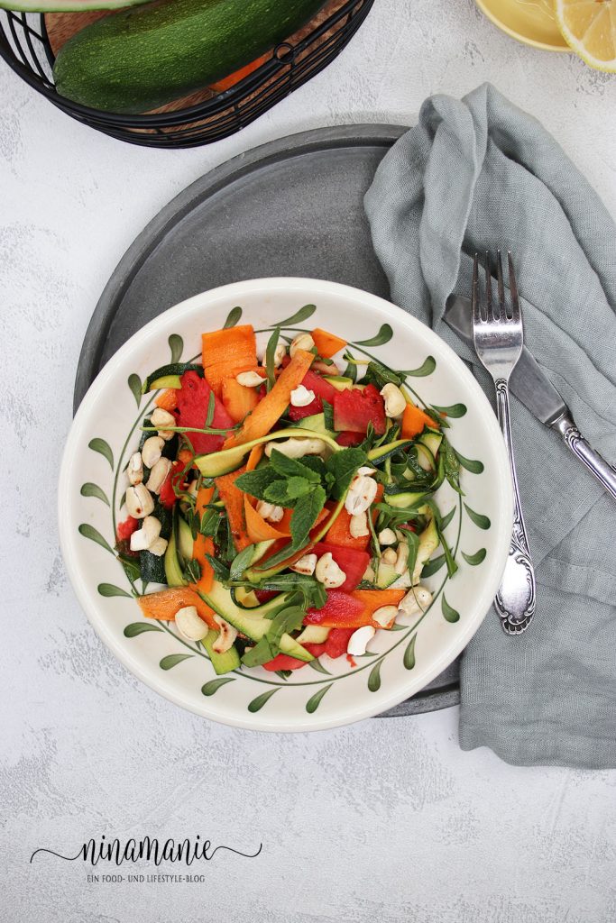 Zucchini-Melonen-Möhren-Salat