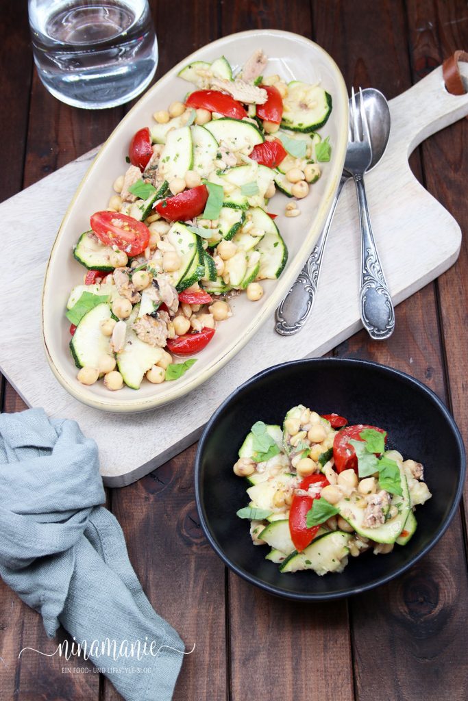 Zucchini-Tomaten-Salat mit Kichererbsen und Sardinen