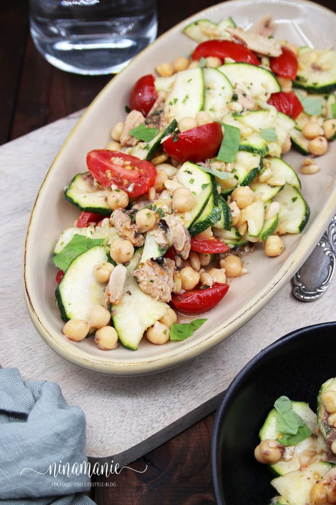 Zucchini-Tomaten-Salat mit Kichererbsen und Sardinen