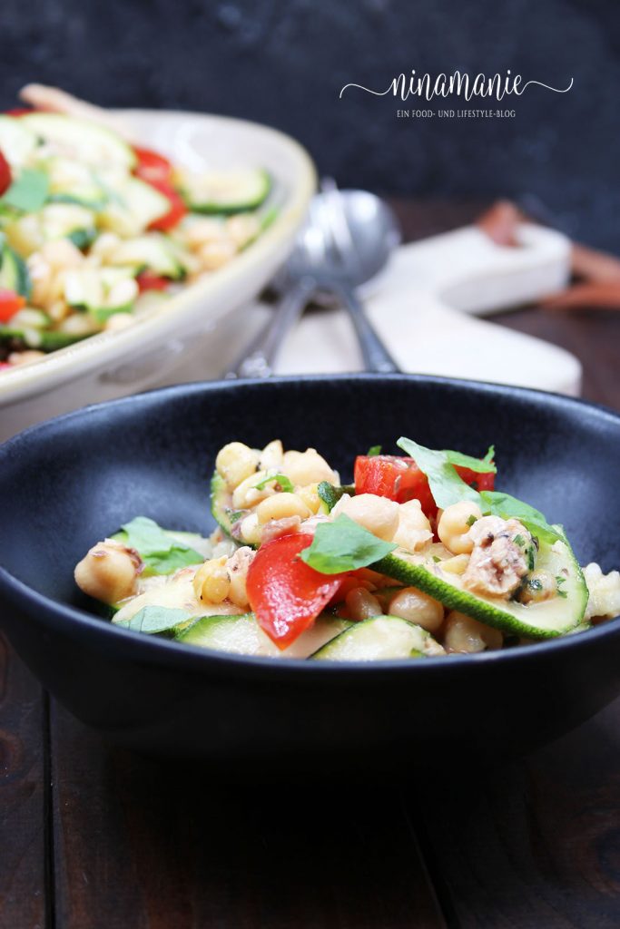 Zucchini-Tomaten-Salat mit Kichererbsen und Sardinen
