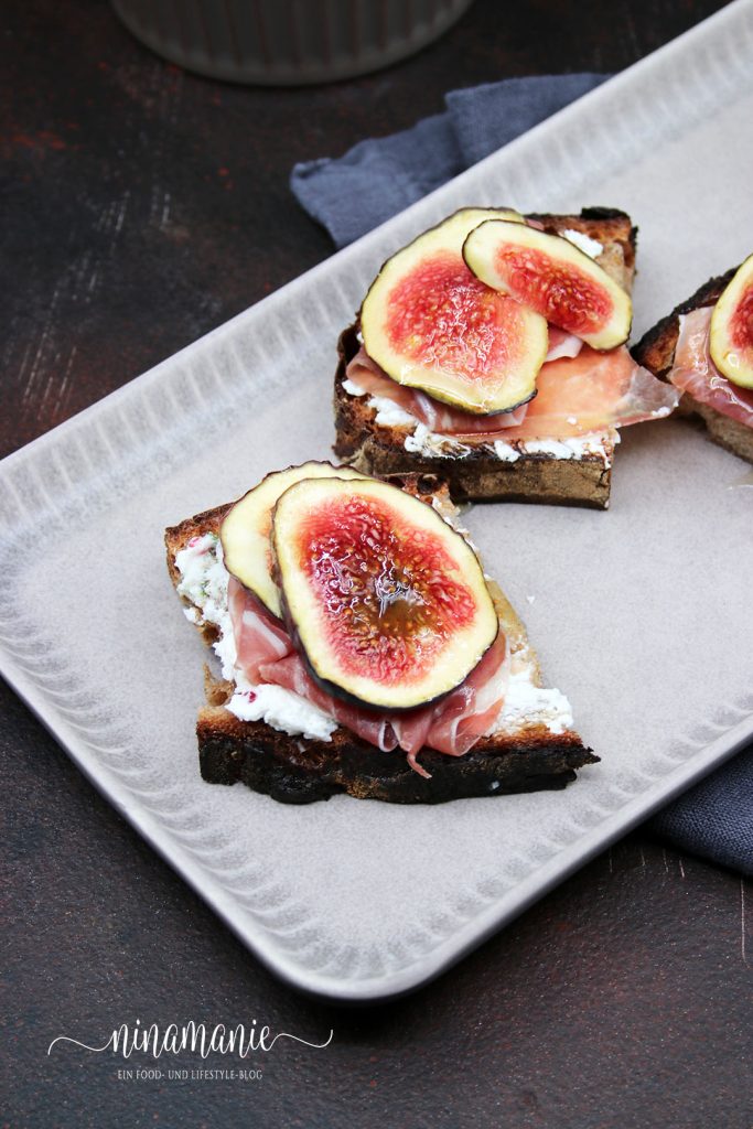 Bruschetta mit Feigen, Ricotta, Prosciutto und Honig