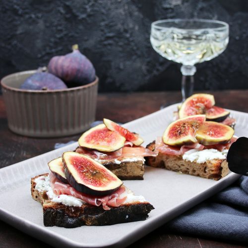 Bruschetta mit Feigen, Ricotta, Prosciutto und Honig