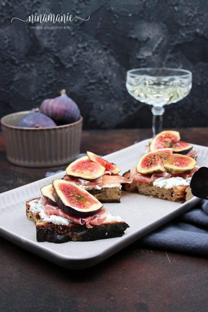 Bruschetta mit Feigen, Ricotta, Prosciutto und Honig