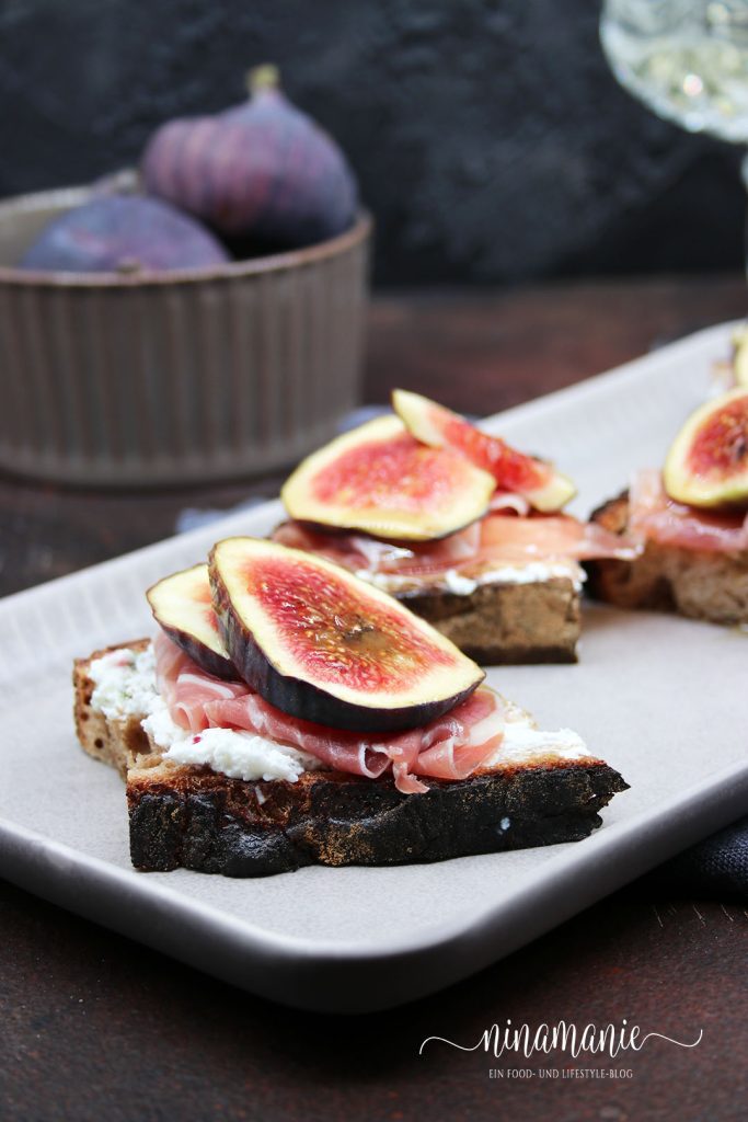 Bruschetta mit Feigen, Ricotta, Prosciutto und Honig